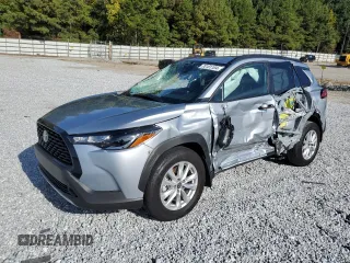 2023 Toyota Corolla Cross LE z VIN 7MUBAABG0PV074344, wystawiony jako Copart lot #70101104 z przebiegiem 9577 mil mil oraz Szkody całkowita. Historia ofert i sprzedaży dostępna na DreamBid. Obrazek 1.