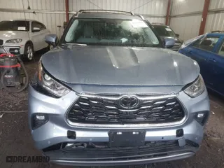 2024 Toyota Highlander LE with VIN 5TDKDRBH4RS567200, listed as a IAAI auction lot 41451059 with 4,439 mi miles. Bid and sale history available at carsss.com. Image 6.