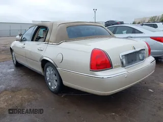 2003 Lincoln Town Car Cartier z VIN 1LNHM83W03Y656352, wystawiony jako IAAI lot #41898985 z przebiegiem 112 712 mil mil oraz . Historia ofert i sprzedaży dostępna na DreamBid. Obrazek 3.