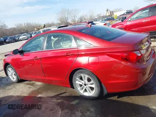 2013 Hyundai Sonata GLS z VIN 5NPEB4AC5DH676923, wystawiony jako IAAI lot #41805315 z przebiegiem 178 563 mil mil oraz . Historia ofert i sprzedaży dostępna na DreamBid. Obrazek 14.