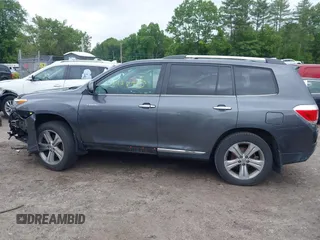 2013 Toyota Highlander Limited z VIN 5TDDK3EH0DS201184, wystawiony jako IAAI lot #42428945 z przebiegiem 179 518 mil mil oraz . Historia ofert i sprzedaży dostępna na DreamBid. Obrazek 14.