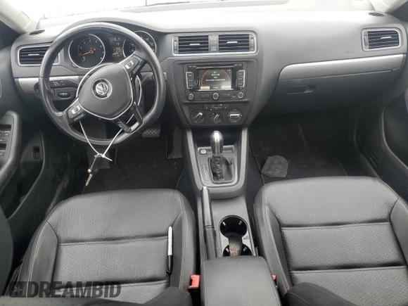 2015 Volkswagen Jetta SE z VIN 3VWD07AJ0FM252092, wystawiony jako Copart lot #56682945 z przebiegiem 104 325 mil mil oraz Czysty tytuł • Clean title. Historia ofert i sprzedaży dostępna na DreamBid. Obrazek 8.