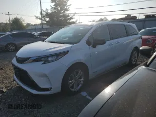 2021 Toyota Sienna XSE with VIN 5TDDSKFC5MS033801, listed as a Copart auction lot 68624204 with 42,300 mi miles and Salvage Title. Bid and sale history available at carsss.com. Image 1.