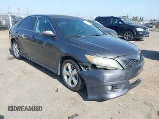 2011 Toyota Camry LE z VIN 4T1BF3EK6BU170213, wystawiony jako IAAI lot #42404250 z przebiegiem 225 243 mil mil oraz . Historia ofert i sprzedaży dostępna na DreamBid. Obrazek 1.