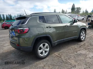 2018 Jeep Compass Latitude z VIN 3C4NJDBB7JT261252, wystawiony jako IAAI lot #42706225 z przebiegiem 56 303 mil mil oraz . Historia ofert i sprzedaży dostępna na DreamBid. Obrazek 4.