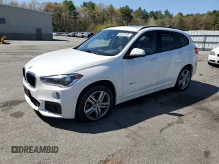 2018 BMW X1 xDrive28i z VIN WBXHT3C36J5K24009, wystawiony jako Copart lot #54828985 z przebiegiem Nie podano mil oraz Szkoda całkowita • Salvage title. Historia ofert i sprzedaży dostępna na DreamBid. Obrazek 1.
