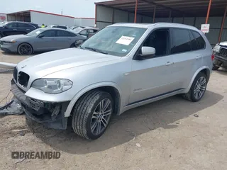2013 BMW X5 xDrive35i z VIN 5UXZV4C59D0E03876, wystawiony jako IAAI lot #42214184 z przebiegiem 127 480 mil mil oraz . Historia ofert i sprzedaży dostępna na DreamBid. Obrazek 18.