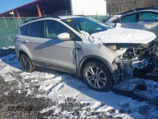 2018 Ford Escape SE z VIN 1FMCU9GDXJUA40705, wystawiony jako IAAI lot #41575555 z przebiegiem 119 022 mil mil oraz . Historia ofert i sprzedaży dostępna na DreamBid. Obrazek 1.