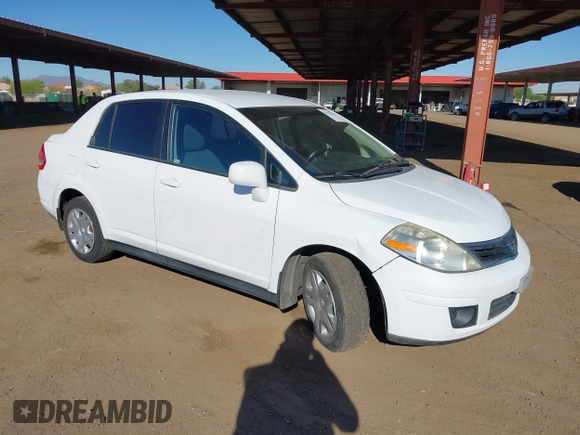 2010 Nissan Versa S z VIN 3N1BC1AP9AL410658, wystawiony jako IAAI lot #42236702 z przebiegiem 199 287 mil mil oraz . Historia ofert i sprzedaży dostępna na DreamBid. Obrazek 1.