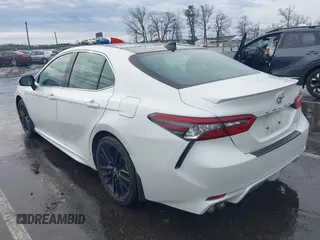 2022 Toyota Camry XSE z VIN 4T1K61AK2NU702362, wystawiony jako IAAI lot #41963393 z przebiegiem 13 541 mil mil oraz . Historia ofert i sprzedaży dostępna na DreamBid. Obrazek 3.