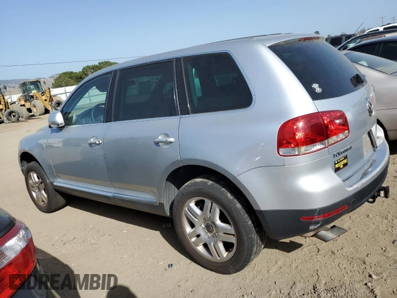 2004 Volkswagen Touareg z VIN WVGCM77L44D054387, wystawiony jako Copart lot #56009024 z przebiegiem 182 816 mil mil oraz Szkoda całkowita • Salvage title. Historia ofert i sprzedaży dostępna na DreamBid. Obrazek 2.