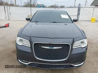 2016 Chrysler 300 Anniversary Edition z VIN 2C3CCAAG0GH135642, wystawiony jako IAAI lot #42073900 z przebiegiem 147 476 mil mil oraz . Historia ofert i sprzedaży dostępna na DreamBid. Obrazek 12.