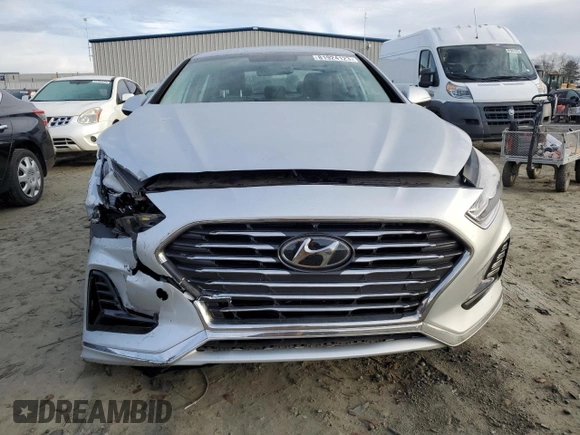2018 Hyundai Sonata SE with VIN KMHE24L35JA083980, listed as a Copart auction lot 81924123 with 35,588 mi miles and . Bid and sale history available at DreamBid. Image 5.