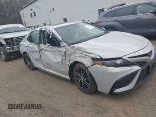 2023 Toyota Camry SE z VIN 4T1G11BK2PU103919, wystawiony jako IAAI lot #42086380 z przebiegiem 9 195 mil mil oraz . Historia ofert i sprzedaży dostępna na DreamBid. Obrazek 1.