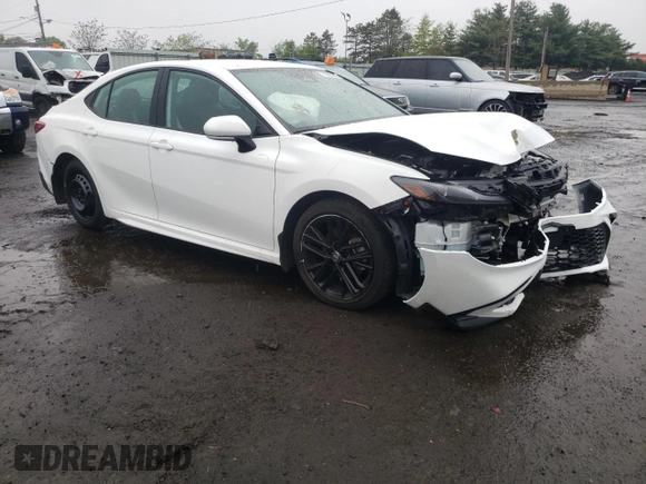 2025 Toyota Camry LE z VIN 4T1DAACK4SU061120, wystawiony jako Copart lot #55996285 z przebiegiem 5 025 mil mil oraz Szkoda całkowita • Salvage title. Historia ofert i sprzedaży dostępna na DreamBid. Obrazek 4.
