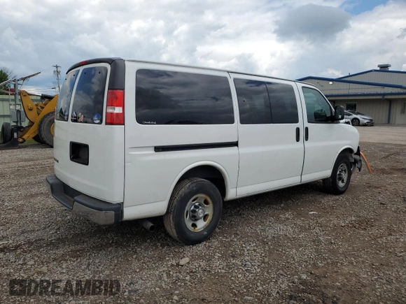 2017 Chevrolet Express Passenger LT z VIN 1GAZGMFG3H1258512, wystawiony jako Copart lot #62822304 z przebiegiem 56 009 mil mil oraz Nie do naprawy • Non repairable. Historia ofert i sprzedaży dostępna na DreamBid. Obrazek 3.