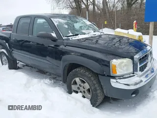 2005 Dodge Dakota SLT with VIN 1D7HW48N55S271727, listed as a IAAI auction lot 41249537 with 196,500 mi miles. Bid and sale history available at carsss.com. Image 1.