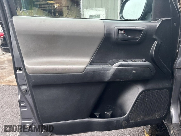 2021 Toyota Tacoma SR z VIN 5TFCZ5AN2MX279975, wystawiony jako IAAI lot #42477503 z przebiegiem 50 690 mil mil oraz . Historia ofert i sprzedaży dostępna na DreamBid. Obrazek 9.