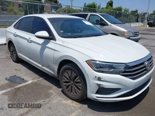 2019 Volkswagen Jetta S z VIN 3VWC57BUXKM209279, wystawiony jako IAAI lot #42472423 z przebiegiem 102 495 mil mil oraz . Historia ofert i sprzedaży dostępna na DreamBid. Obrazek 1.