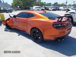 2023 Chevrolet Camaro ZL1 z VIN 1G1FK1R69P0104359, wystawiony jako IAAI lot #42124070 z przebiegiem 20 934 mil mil oraz . Historia ofert i sprzedaży dostępna na DreamBid. Obrazek 3.
