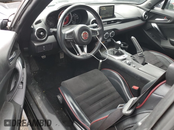 2018 FIAT 124 Spider Abarth z VIN JC1NFAEK6J0135812, wystawiony jako Copart lot #61188194 z przebiegiem 36 852 mil mil oraz Szkoda całkowita • Salvage title. Historia ofert i sprzedaży dostępna na DreamBid. Obrazek 8.