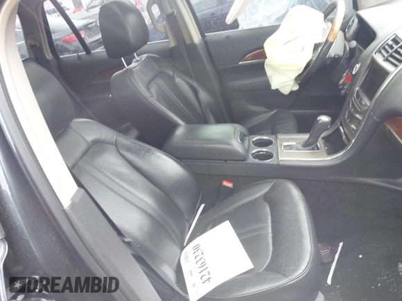 2013 Lincoln MKX z VIN 2LMDJ8JKXDBL40306, wystawiony jako IAAI lot #42163230 z przebiegiem 148 248 mil mil oraz . Historia ofert i sprzedaży dostępna na DreamBid. Obrazek 5.