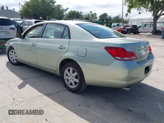 2007 Toyota Avalon XL z VIN 4T1BK36B67U186025, wystawiony jako IAAI lot #41904650 z przebiegiem 127 081 mil mil oraz . Historia ofert i sprzedaży dostępna na DreamBid. Obrazek 3.