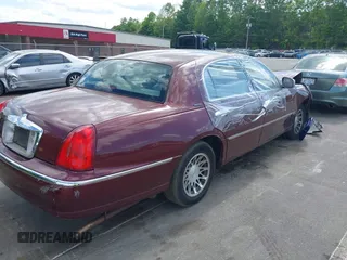 2000 Lincoln Town Car Signature z VIN 1LNHM82W2YY865648, wystawiony jako IAAI lot #42230897 z przebiegiem 195 602 mil mil oraz . Historia ofert i sprzedaży dostępna na DreamBid. Obrazek 4.