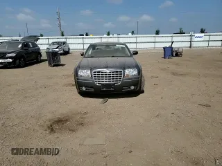 2008 Chrysler 300 Touring z VIN 2C3KA53G48H105566, wystawiony jako Copart lot #56949195 z przebiegiem 89 630 mil mil oraz Szkoda całkowita • Salvage title. Historia ofert i sprzedaży dostępna na DreamBid. Obrazek 13.