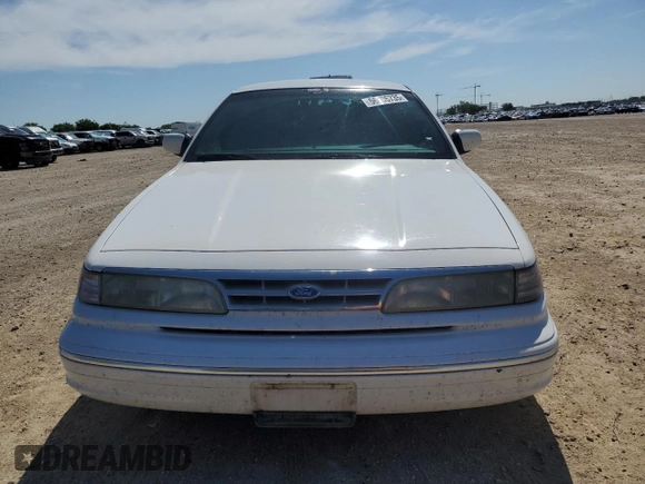 1995 Ford Crown Victoria z VIN 2FALP73W7SX158296, wystawiony jako Copart lot #56706735 z przebiegiem 104 884 mil mil oraz Czysty tytuł • Clean title. Historia ofert i sprzedaży dostępna na DreamBid. Obrazek 5.