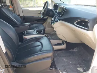 2022 Chrysler Pacifica Touring L with VIN 2C4RC1BG3NR168565, listed as a IAAI auction lot 42150290 with 61,750 mi miles and . Bid and sale history available at DreamBid. Image 5.
