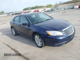 2014 Chrysler 200 Touring z VIN 1C3CCBBB2EN128771, wystawiony jako IAAI lot #42148625 z przebiegiem 77 848 mil mil oraz . Historia ofert i sprzedaży dostępna na DreamBid. Obrazek 1.