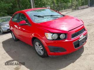 2015 Chevrolet Sonic LT z VIN 1G1JC5SG1F4102906, wystawiony jako IAAI lot #42051640 z przebiegiem 114 307 mil mil oraz . Historia ofert i sprzedaży dostępna na DreamBid. Obrazek 1.