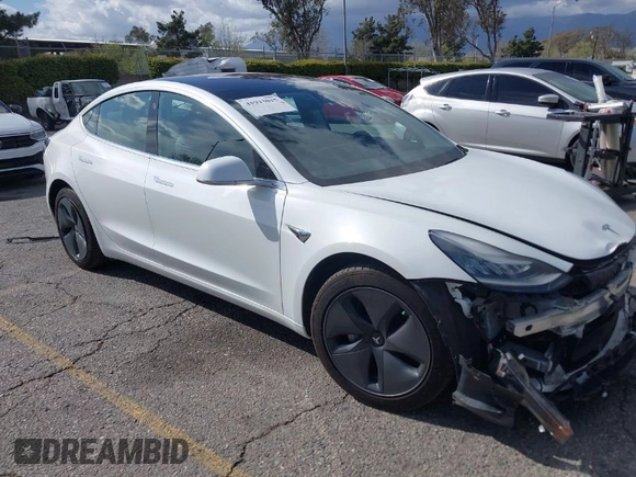 2018 Tesla Model 3 Long Range Battery z VIN 5YJ3E1EA8JF162130, wystawiony jako IAAI lot #41933015 z przebiegiem 50 081 mil mil oraz . Historia ofert i sprzedaży dostępna na DreamBid. Obrazek 1.
