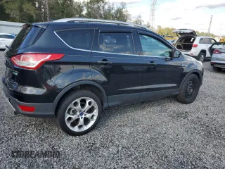 2013 Ford Escape Titanium z VIN 1FMCU0J95DUD15496, wystawiony jako Copart lot #45845915 z przebiegiem 157 078 mil mil oraz Szkody całkowita. Historia ofert i sprzedaży dostępna na DreamBid. Obrazek 3.