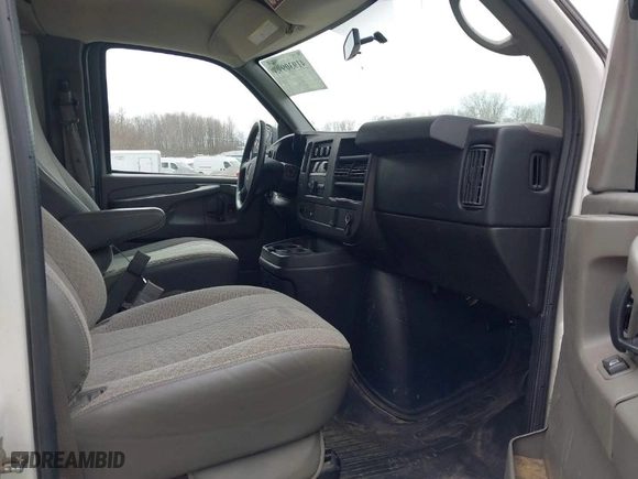 2015 GMC Savana Cargo Van with VIN 1GTW7FCF6F1137813, listed as a IAAI auction lot 41930993 with 199,780 mi miles. Bid and sale history available at carsss.com. Image 5.