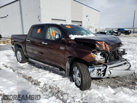 2015 Toyota Tundra Platinum z VIN 5TFAY5F17FX435589, wystawiony jako Copart lot #45215235 z przebiegiem Nie podano mil oraz Szkoda całkowita • Salvage title. Historia ofert i sprzedaży dostępna na DreamBid. Obrazek 4.