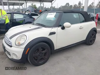 2011 MINI Convertible z VIN WMWZN3C5XBTZ89487, wystawiony jako IAAI lot #42500274 z przebiegiem 119 172 mil mil oraz . Historia ofert i sprzedaży dostępna na DreamBid. Obrazek 2.