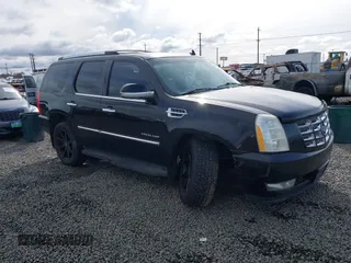 2010 Cadillac Escalade z VIN 1GYUKAEF3AR106173, wystawiony jako IAAI lot #41626321 z przebiegiem 147 737 mil mil oraz . Historia ofert i sprzedaży dostępna na DreamBid. Obrazek 1.