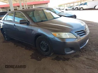 2011 Toyota Camry LE z VIN 4T4BF3EK2BR217131, wystawiony jako IAAI lot #42407641 z przebiegiem 215 048 mil mil oraz . Historia ofert i sprzedaży dostępna na DreamBid. Obrazek 1.