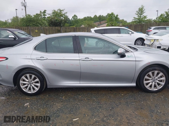 2019 Toyota Camry LE z VIN 4T1B11HK0KU698215, wystawiony jako IAAI lot #42319699 z przebiegiem 54 864 mil mil oraz . Historia ofert i sprzedaży dostępna na DreamBid. Obrazek 14.