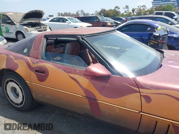 1984 Chevrolet Corvette z VIN 1G1AY0780E5114446, wystawiony jako IAAI lot #42290916 z przebiegiem 57 927 mil mil oraz . Historia ofert i sprzedaży dostępna na DreamBid. Obrazek 6.