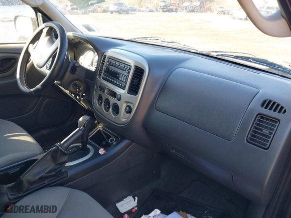 2007 Ford Escape XLT with VIN 1FMYU93167KA03558, listed as a IAAI auction lot 41641444 with 182,382 mi miles. Bid and sale history available at carsss.com. Image 5.