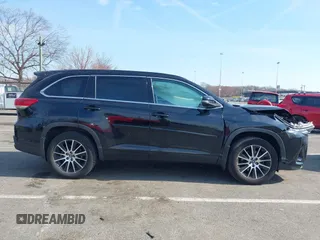 2018 Toyota Highlander SE z VIN 5TDJZRFH9JS551134, wystawiony jako IAAI lot #41904789 z przebiegiem 176 321 mil mil oraz . Historia ofert i sprzedaży dostępna na DreamBid. Obrazek 13.