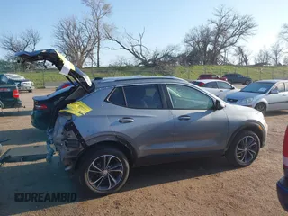 2023 Buick Encore GX Select z VIN KL4MMDS24PB151721, wystawiony jako IAAI lot #42068151 z przebiegiem 11 436 mil mil oraz . Historia ofert i sprzedaży dostępna na DreamBid. Obrazek 14.