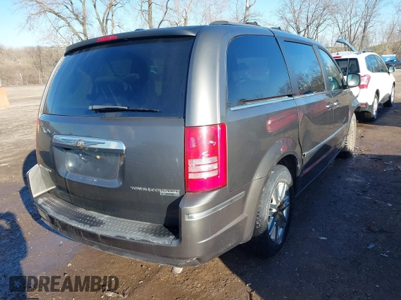 2010 Chrysler Town & Country Touring z VIN 2A4RR5D19AR298644, wystawiony jako IAAI lot #41804796 z przebiegiem 206 439 mil mil oraz . Historia ofert i sprzedaży dostępna na DreamBid. Obrazek 4.