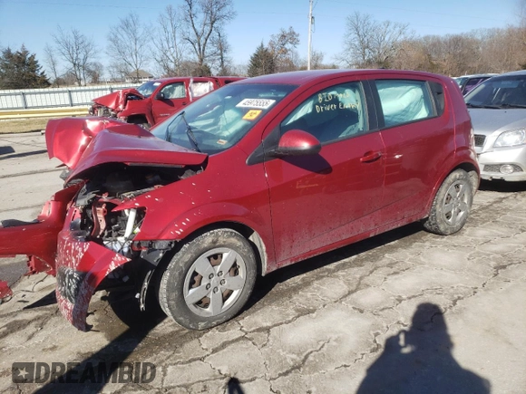 2013 Chevrolet Sonic LS z VIN 1G1JA6SH3D4121037, wystawiony jako Copart lot #45975555 z przebiegiem 66 735 mil mil oraz Szkoda całkowita • Salvage title. Historia ofert i sprzedaży dostępna na DreamBid. Obrazek 1.