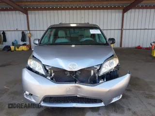 2013 Toyota Sienna XLE AAS z VIN 5TDYK3DC9DS305552, wystawiony jako IAAI lot #42386940 z przebiegiem 64 823 mil mil oraz . Historia ofert i sprzedaży dostępna na DreamBid. Obrazek 13.