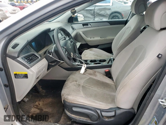 2017 Hyundai Sonata SE z VIN 5NPE24AF5HH448145, wystawiony jako Copart lot #56076575 z przebiegiem 168 358 mil mil oraz Czysty tytuł • Clean title. Historia ofert i sprzedaży dostępna na DreamBid. Obrazek 7.