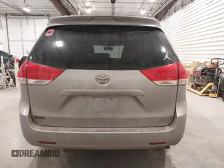 2011 Toyota Sienna XLE z VIN 5TDDK3DC4BS003792, wystawiony jako IAAI lot #41762481 z przebiegiem 201 051 mil mil oraz . Historia ofert i sprzedaży dostępna na DreamBid. Obrazek 16.